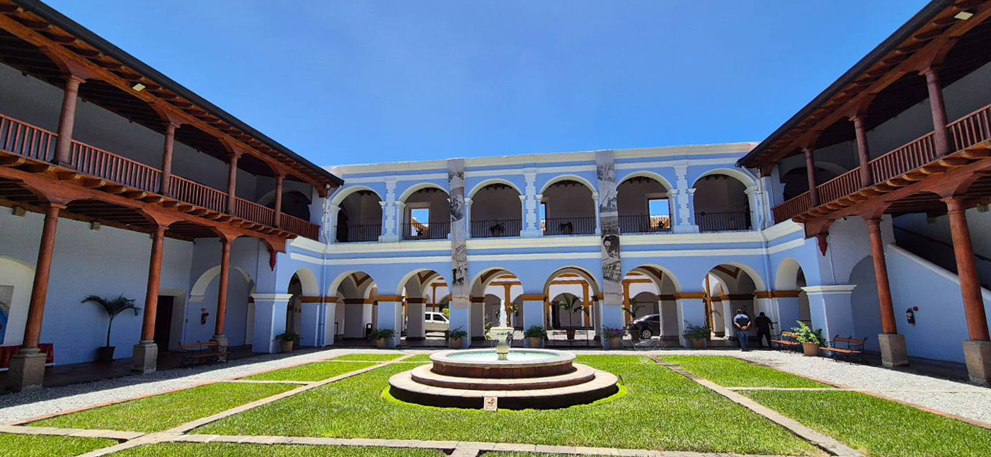 Con los hijos del maíz. Si miras y solo ves barroco, estás en la Antigua 11 Uno de los maravillosos patios interiores