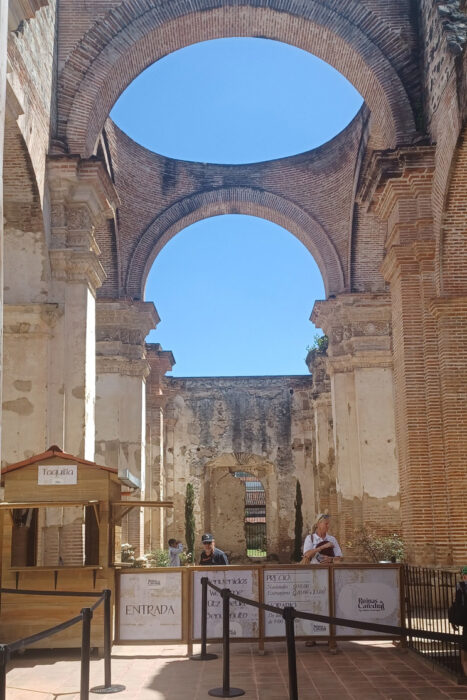 Con los hijos del maíz. Si miras y solo ves barroco, estás en la Antigua 7 Acceso a las ruinas de la antigua catedral