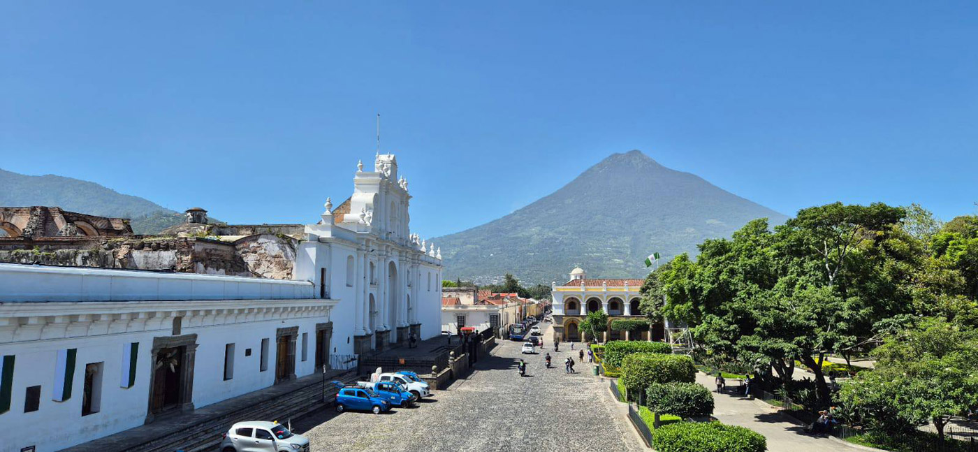 Con los hijos del maíz. Si miras y solo ves barroco, estás en la Antigua 17 El Volcán de Agua al fondo