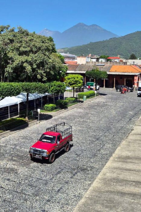 Con los hijos del maíz. Si miras y solo ves barroco, estás en la Antigua 22 Antigua con el volcán de fuego y las dos cimas del Acatenango al fondo