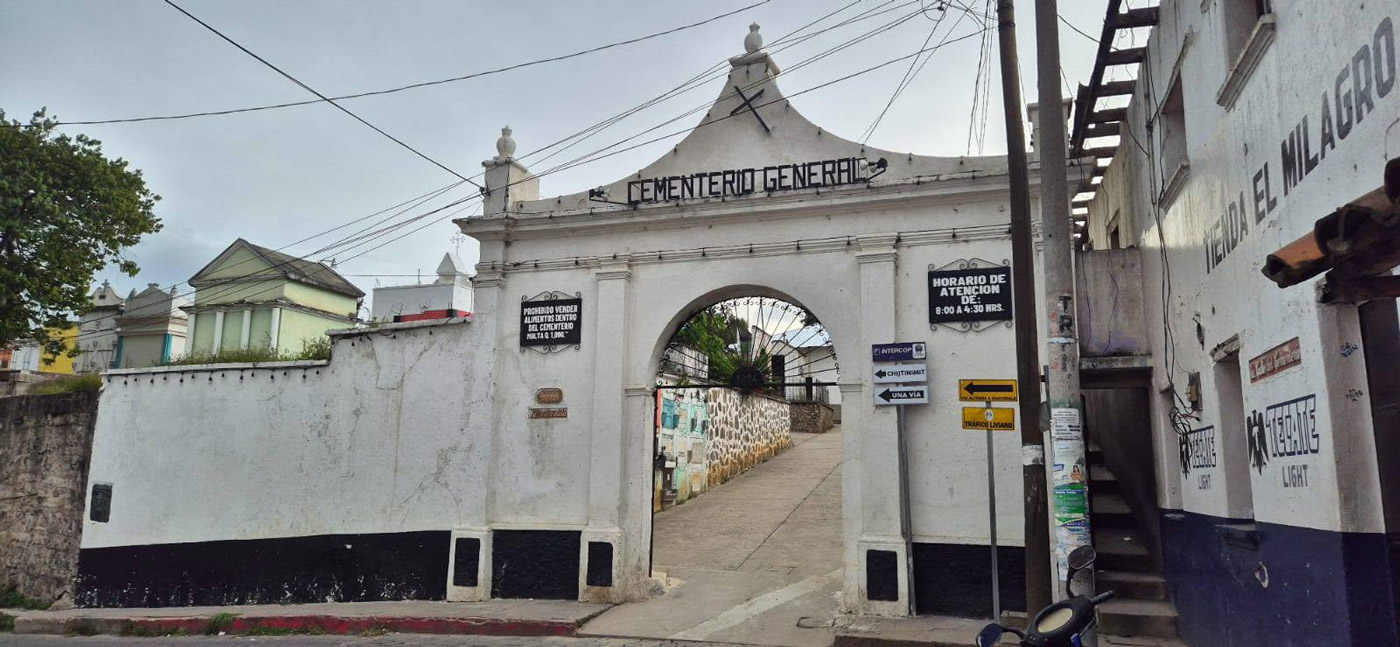 Con los hijos del maíz. Chichicastenango, un mercado y rituales mayas 9 Entrada al cementerio de Chichicastenango