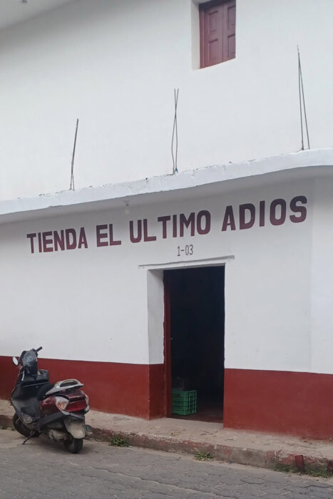 Con los hijos del maíz. Chichicastenango, un mercado y rituales mayas 13 Tienda El Último Adiós