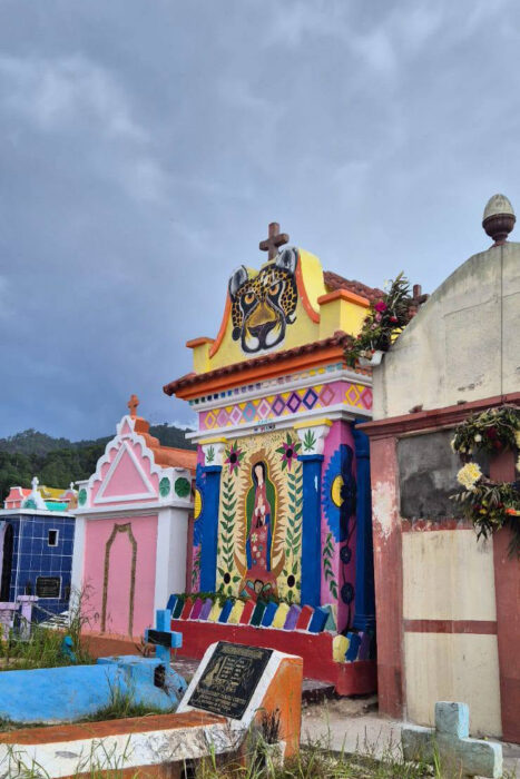 Con los hijos del maíz. Chichicastenango, un mercado y rituales mayas 12 Altares a la virgen en el cementerio