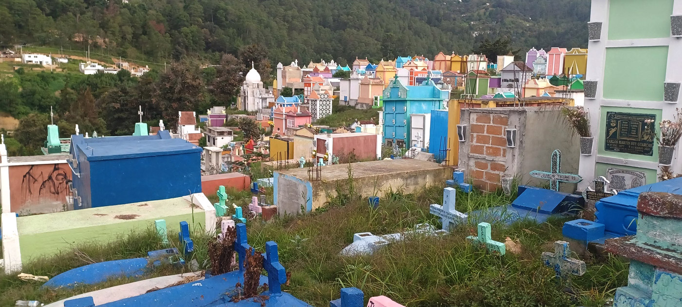 Con los hijos del maíz. Chichicastenango, un mercado y rituales mayas 10 Coloridas sepulturas en el cementerio