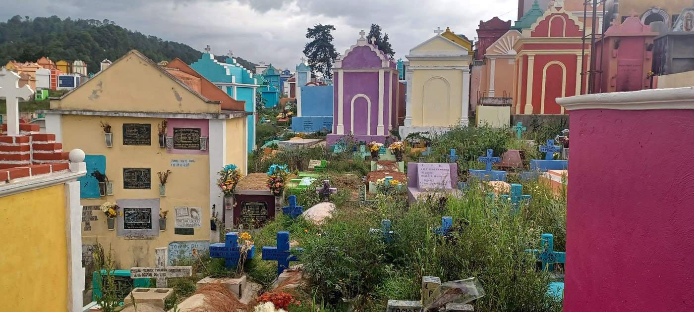 Con los hijos del maíz. Chichicastenango, un mercado y rituales mayas 11 Tumbas de colores