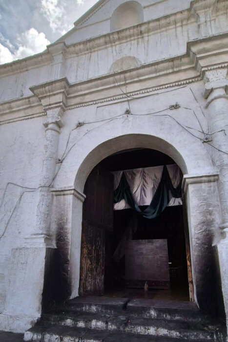 Con los hijos del maíz. Chichicastenango, un mercado y rituales mayas 19 Entrada a una iglesia en Chichicastenango