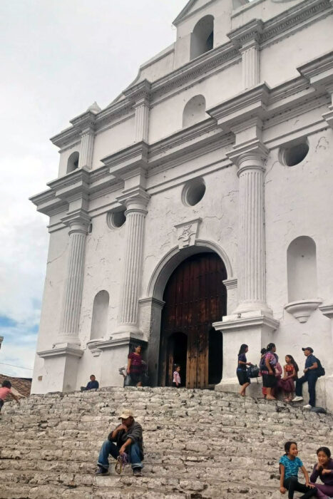 Con los hijos del maíz. Chichicastenango, un mercado y rituales mayas 18 Varias personas en las escaleras