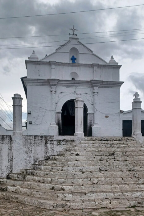 Con los hijos del maíz. Chichicastenango, un mercado y rituales mayas 8 Iglesia donde se entremezclan ritos mayas y cristianos