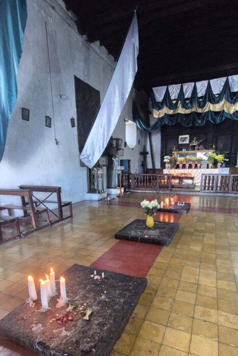 Con los hijos del maíz. Chichicastenango, un mercado y rituales mayas 21 En el interior de la iglesia donde se celebran rituales con el chamán