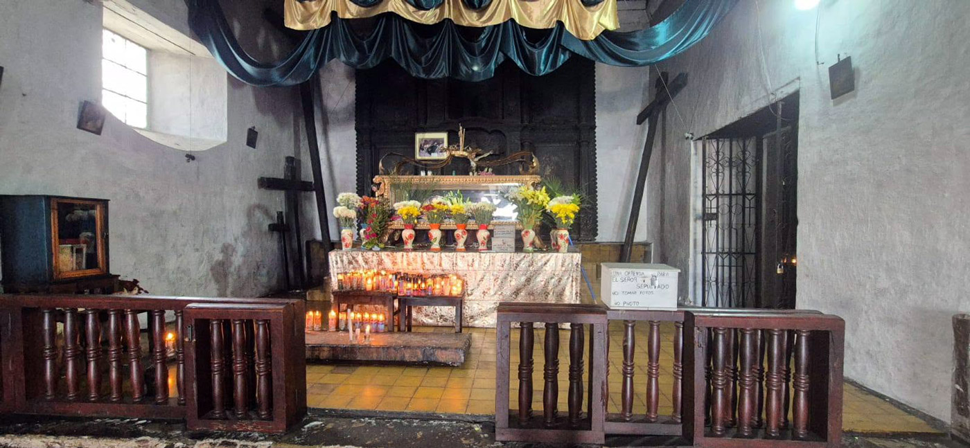 Con los hijos del maíz. Chichicastenango, un mercado y rituales mayas 20 El altar con flores