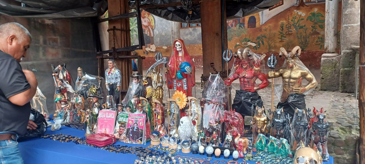 Con los hijos del maíz. Chichicastenango, un mercado y rituales mayas 24 Figuras relacionadas a la magia y a la muerte