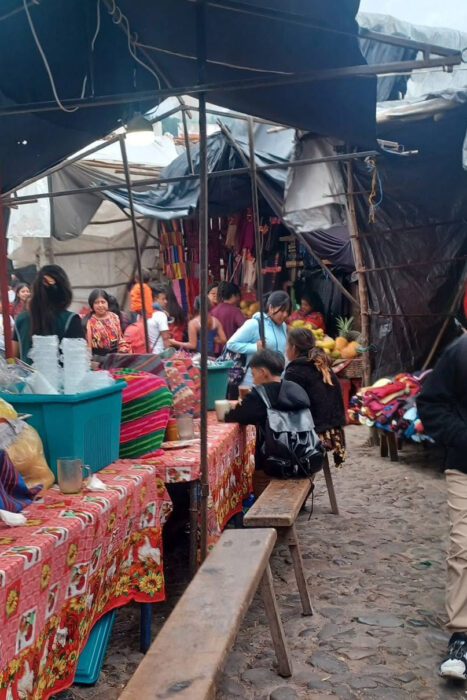 Con los hijos del maíz. Chichicastenango, un mercado y rituales mayas 16 En algunos puestos te puedes sentar a comer algo