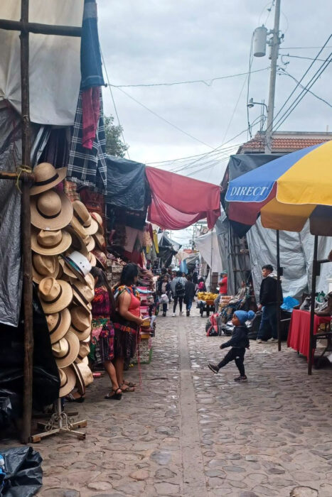 Con los hijos del maíz. Chichicastenango, un mercado y rituales mayas 14 Los puestos del mercado de los domingos en Chichicastenando