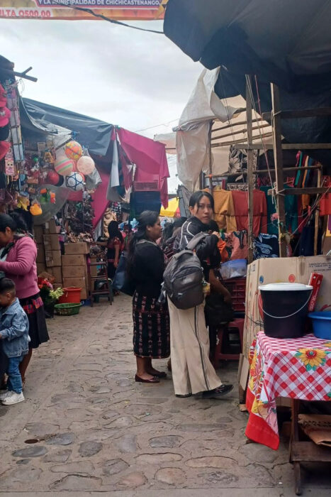 Con los hijos del maíz. Chichicastenango, un mercado y rituales mayas 15 Compradores del mercado, pocos turistas en esta zona