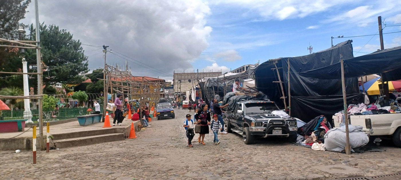 Con los hijos del maíz. Chichicastenango, un mercado y rituales mayas 6 Una familia caminando cerca del mercado