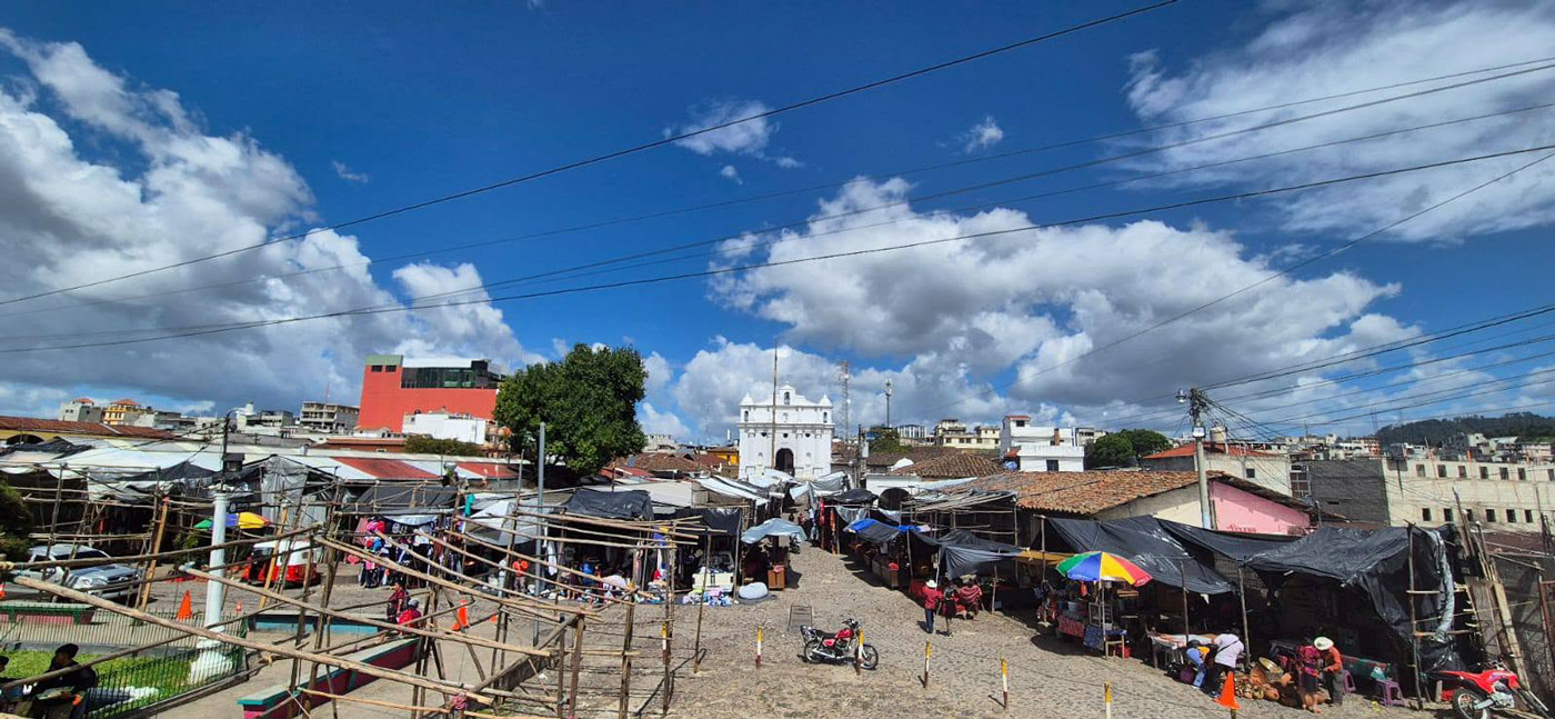 Con los hijos del maíz. Chichicastenango, un mercado y rituales mayas 7 El mercado y la ciudad al fondo