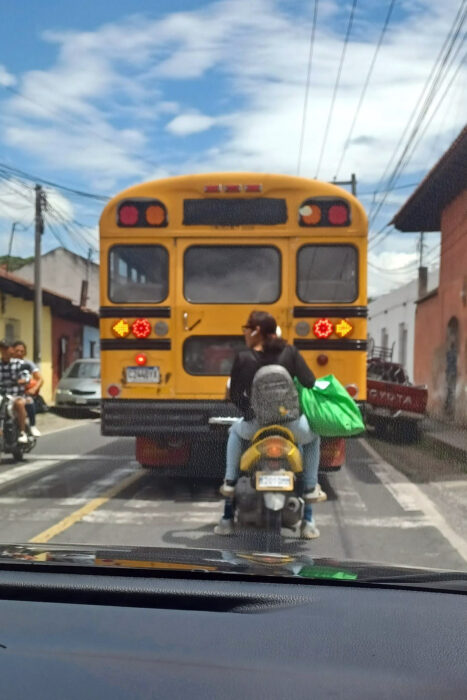 Con los hijos del maíz. Chichicastenango, un mercado y rituales mayas 3 Un chicken bus