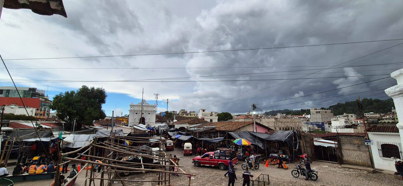 Con los hijos del maíz. Chichicastenango, un mercado y rituales mayas 5 Vistas del mercado y la ciudad