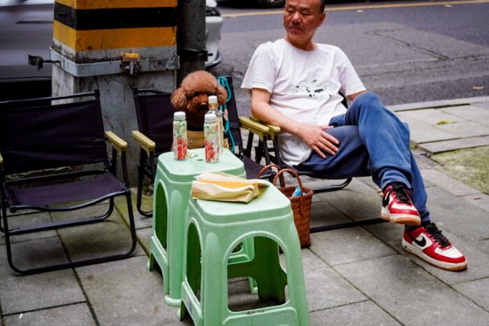 Chongqing, la bella ciudad china que no es tan ciberpunk 7 Chongqing calle hombre chino perro