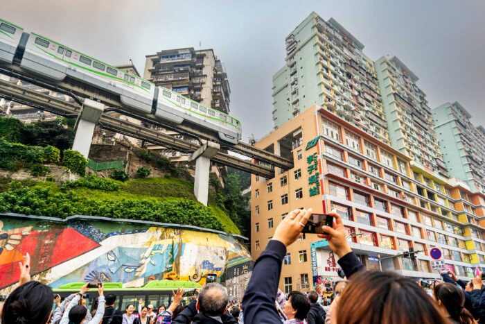 Chongqing, la bella ciudad china que no es tan ciberpunk 16 Turistas monoraíl Chongqing