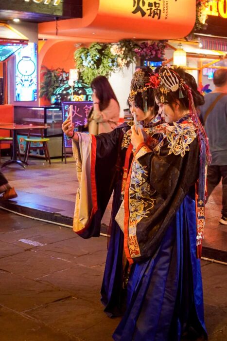 Chongqing, la bella ciudad china que no es tan ciberpunk 18 Turistas en Hongyadong fotos