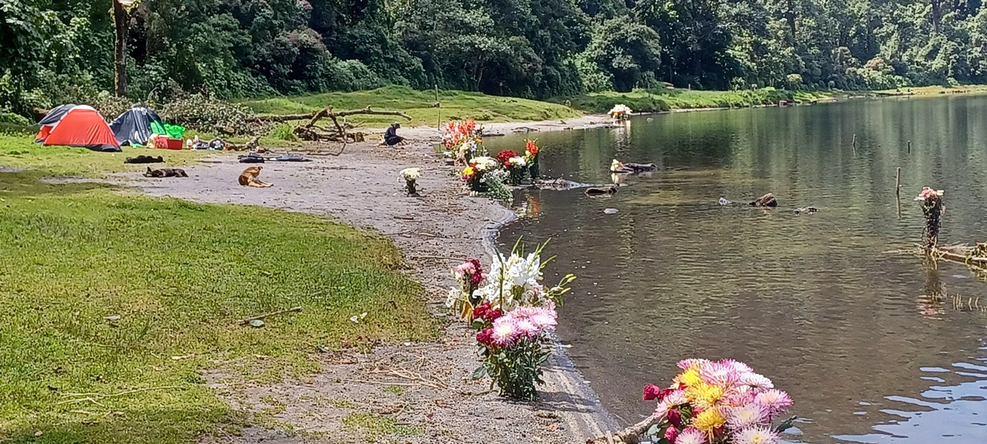 Con los hijos del maíz. A la laguna de Chikabal con el Torito 14 Algunas tiendas de campaña y ofrendas a orillas de la laguna