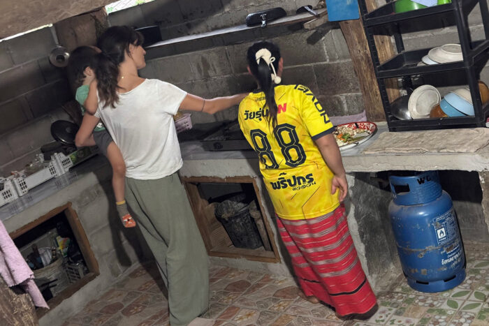 Kindred Spirit, santuario de elefantes recomendado en Chiang Mai 4 Ayudando a cocinar a nuestra anfitriona