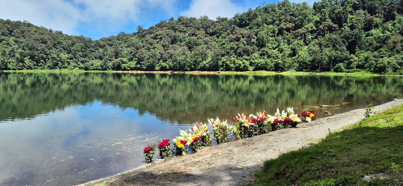Con los hijos del maíz. A la laguna de Chikabal con el Torito 15 Ofrendas y ramos de flores a orillas de la laguna