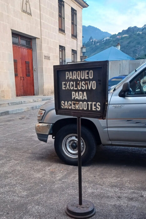 Con los hijos del maíz. A la laguna de Chikabal con el Torito 3 Parqueo exclusivo para sacerdotes