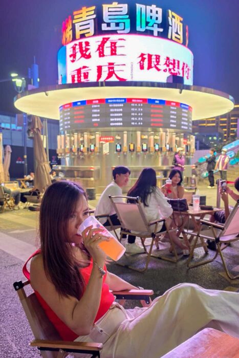 La Beer Station de Tsingtao en Chongqing está de moda 7 Bebiendo cerveza en China