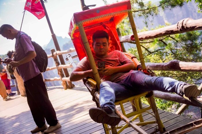Zhangjiajie, ¿turismo de jubilados en las montañas de Avatar? 2 Porteador turismo chino