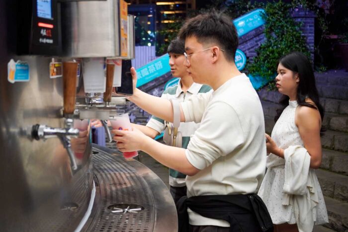 La Beer Station de Tsingtao en Chongqing está de moda 6 Tirar cañas en China cerveza