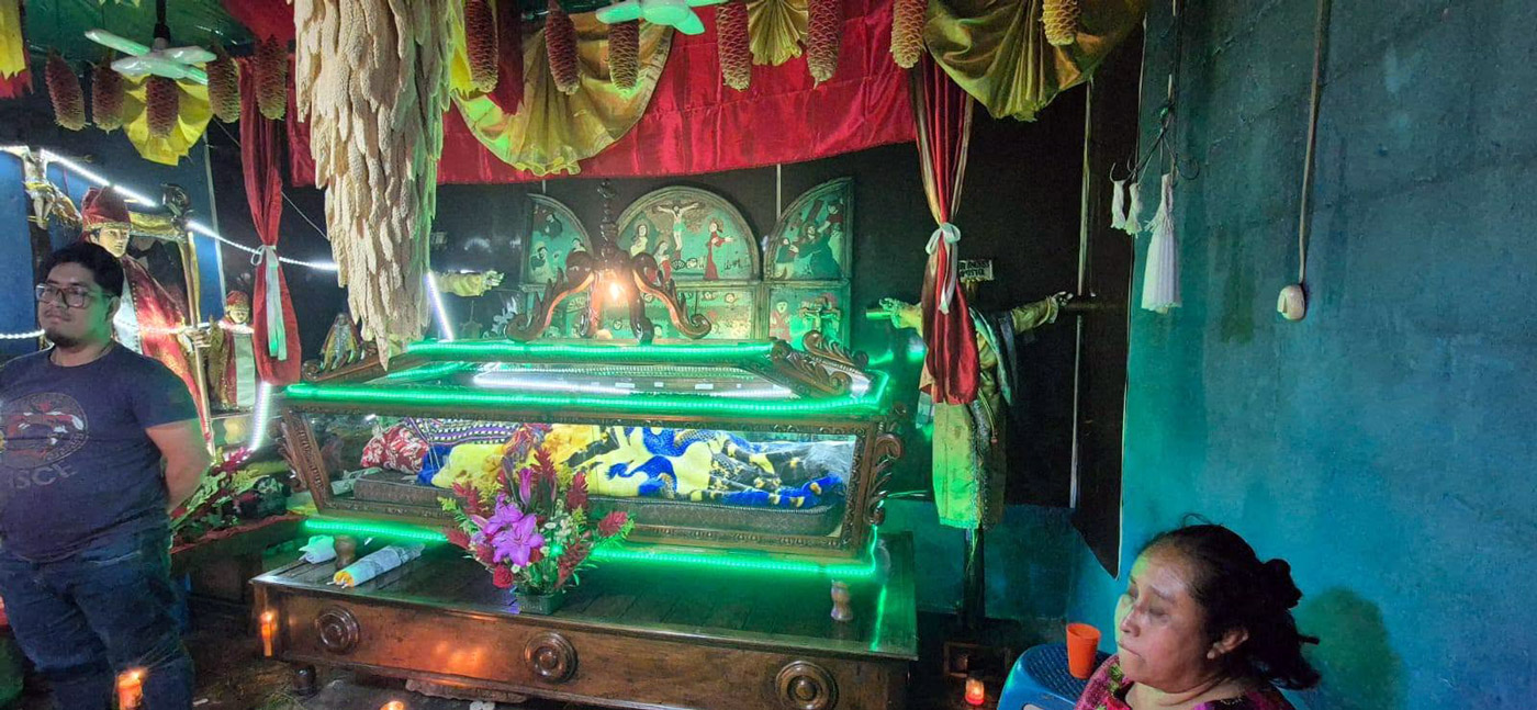 Con los hijos del maíz. De visita a Maximón, el santo fumador en el lago Atitlán 19 Urna con Jesús sepultado al lado de Maximón