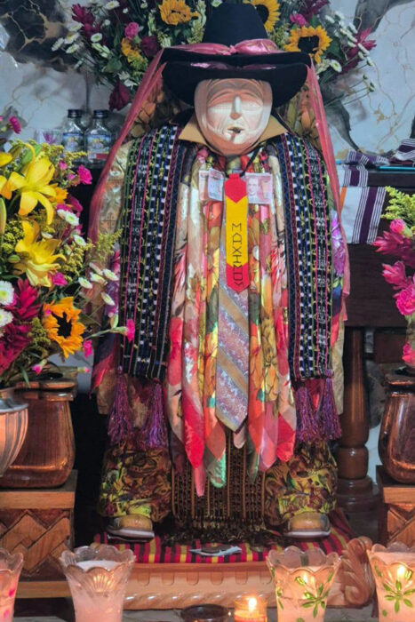 Con los hijos del maíz. De visita a Maximón, el santo fumador en el lago Atitlán 18 Maximón, el dios fumador