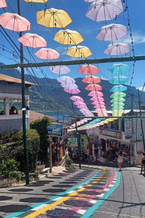 Con los hijos del maíz. De visita a Maximón, el santo fumador en el lago Atitlán 6 La Calle de Las Sombrillas, muy fotografiable