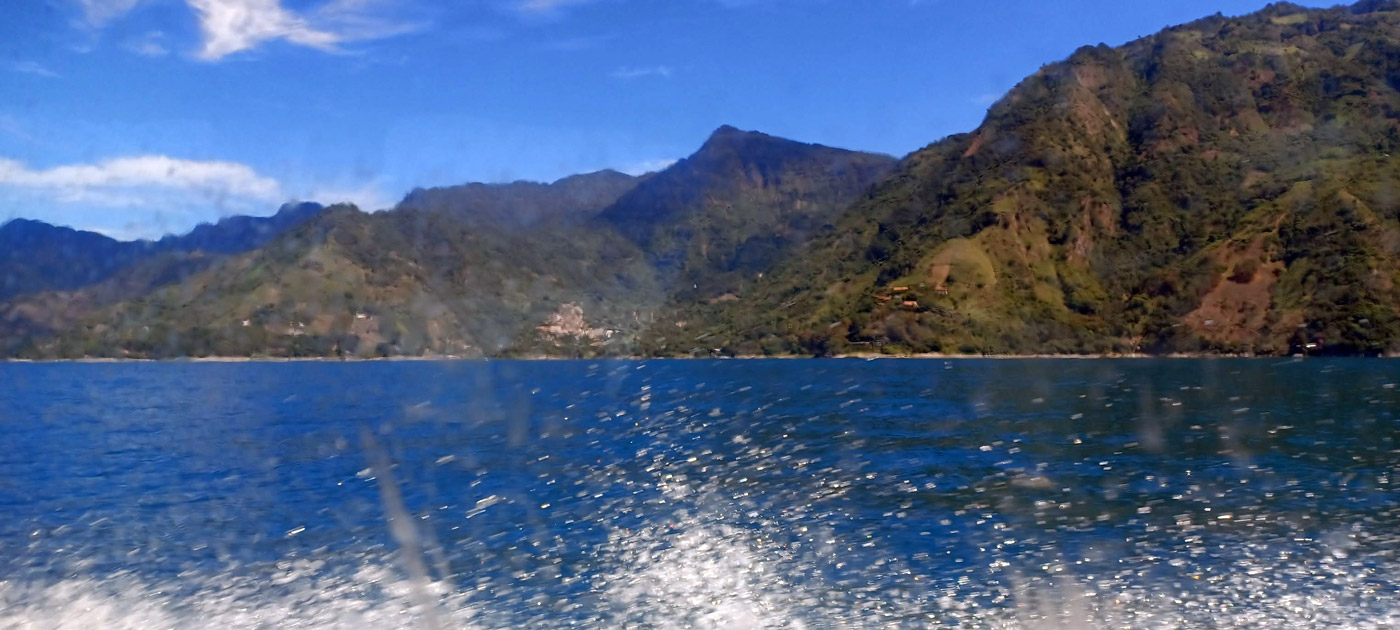 Con los hijos del maíz. De visita a Maximón, el santo fumador en el lago Atitlán 3 En la lancha recorriendo el lago