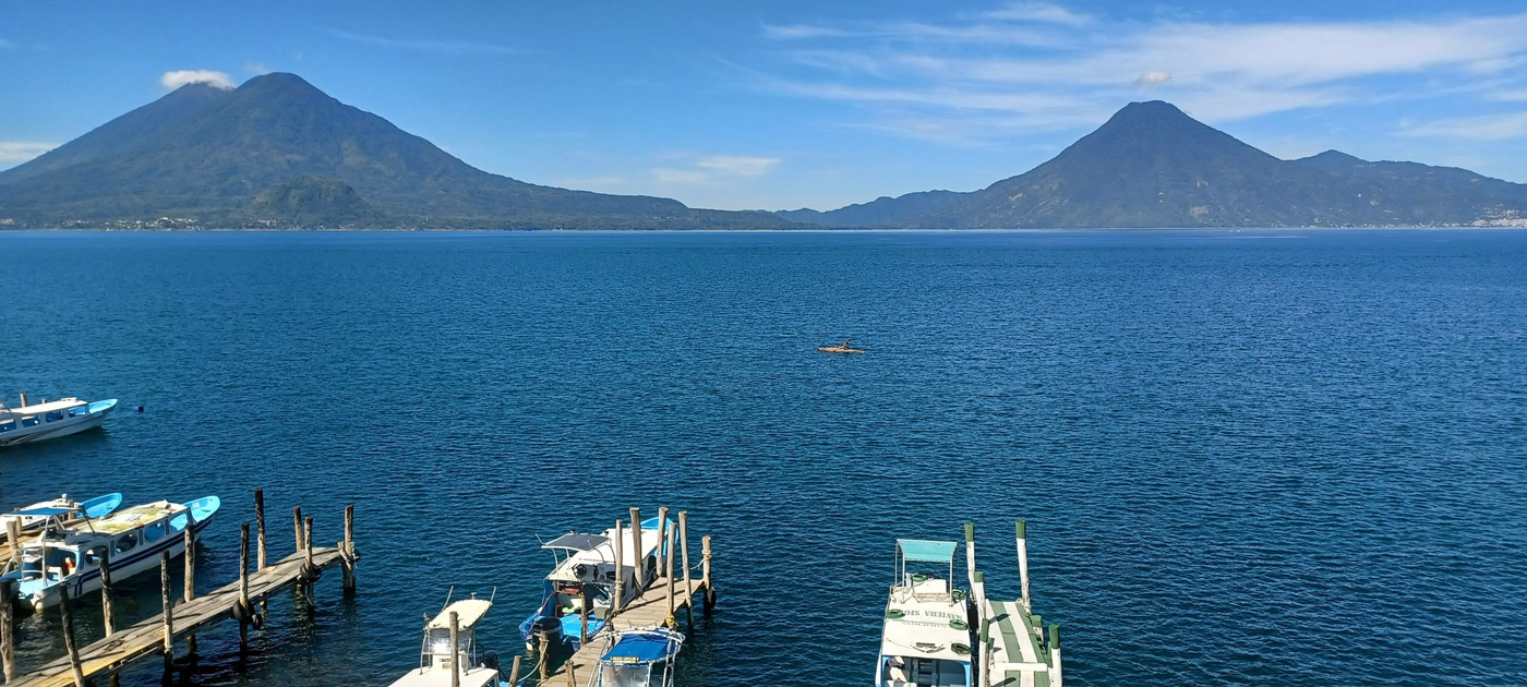 Con los hijos del maíz. De visita a Maximón, el santo fumador en el lago Atitlán 2 El embarcadero con varios volcanes al fondo del lago