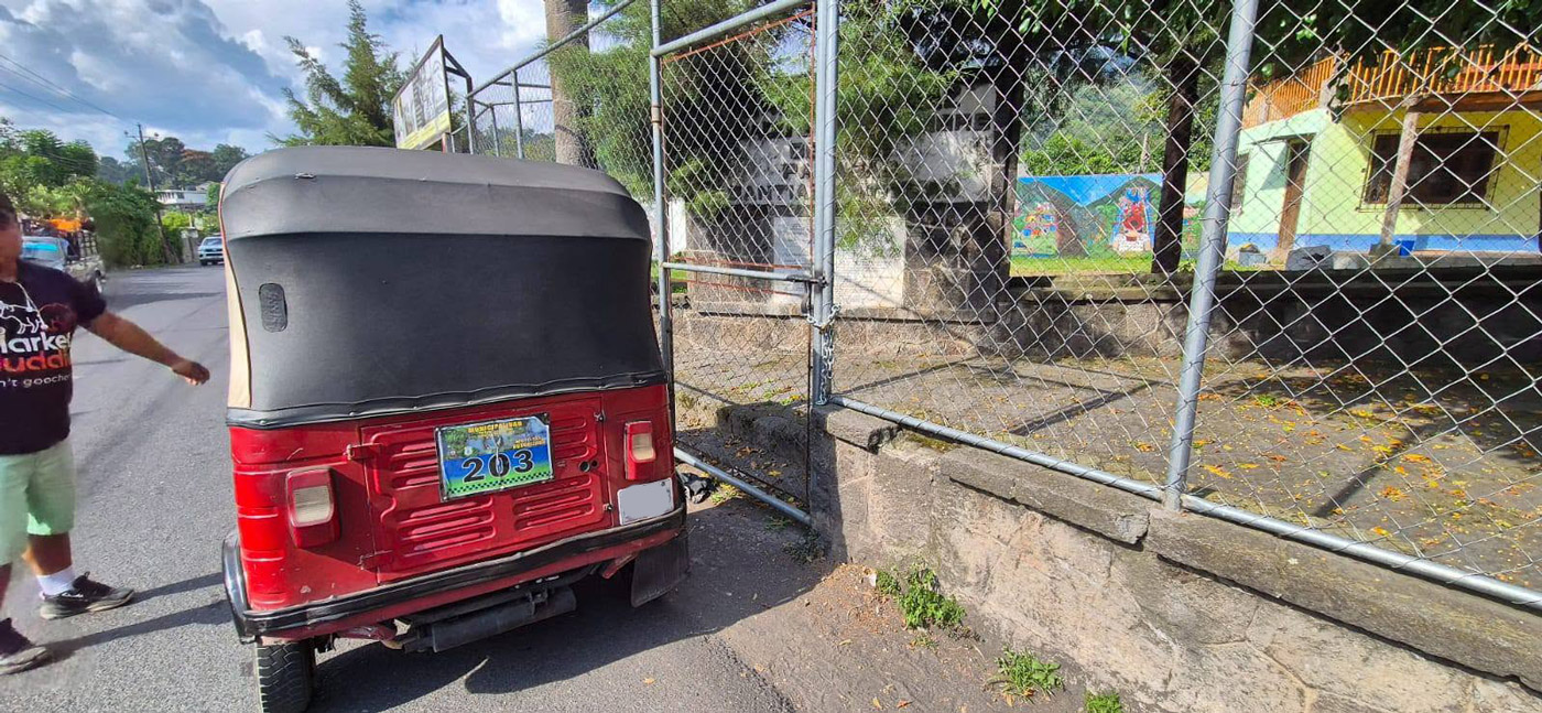 Con los hijos del maíz. De visita a Maximón, el santo fumador en el lago Atitlán 16 Atitlan tuk tuk