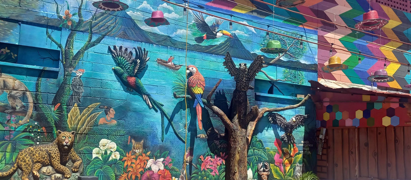 Con los hijos del maíz. De visita a Maximón, el santo fumador en el lago Atitlán 8 Mural con animales de la jungla