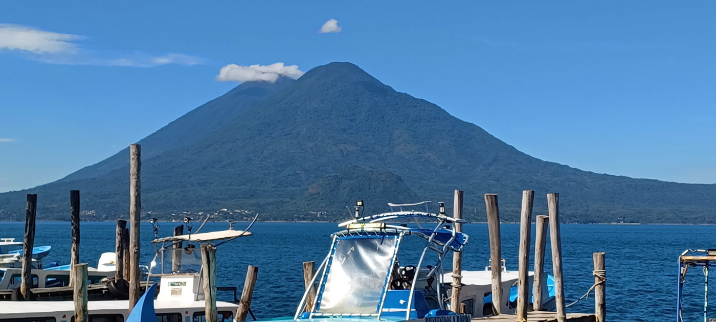Con los hijos del maíz. De visita a Maximón, el santo fumador en el lago Atitlán 1 El volcán Tolimán y detrás el Atitlán