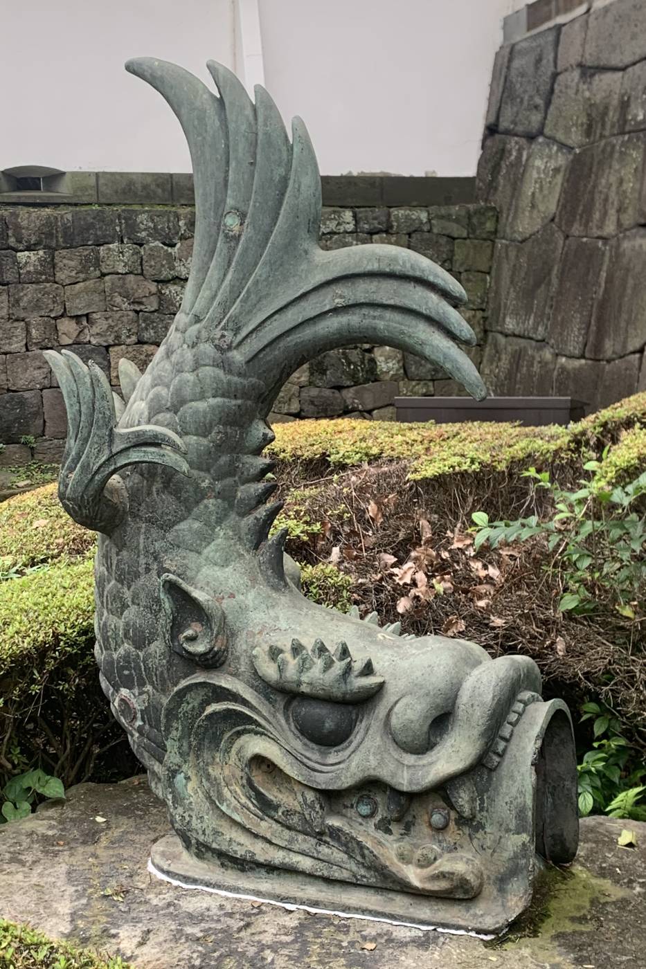Castillo de Edo: la fortaleza samurái que perdió su torre y ganó un emperador 107 Decoración en forma de Sachihoko (una especie de pez mitológico), que antaño remataba los tejados del castillo