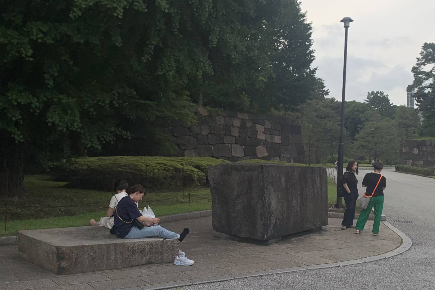 Castillo de Edo: la fortaleza samurái que perdió su torre y ganó un emperador 109 Las piedras que conforman las murallas son de un tamaño considerable, como podemos apreciar al ver a esta pareja sentada sobre una de ellas