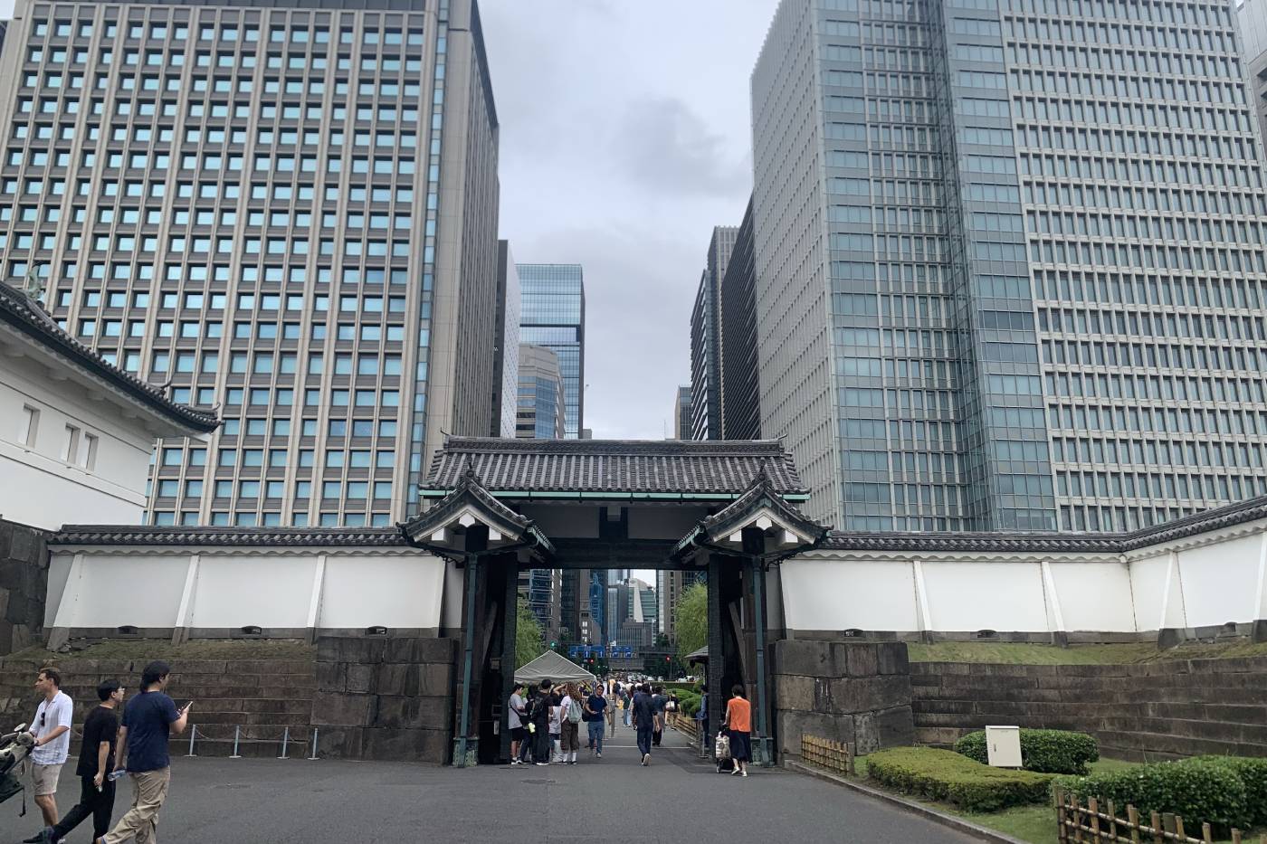 El Palacio Imperial de Tokio como nunca lo has visto -ni te lo han contado- 162 Rascacielos de Otemachi vistos desde una de las puertas de entrada al castillo