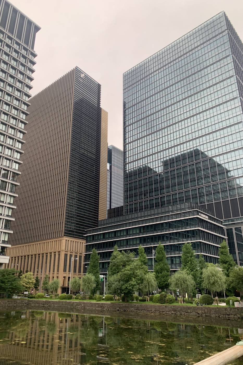 El Palacio Imperial de Tokio como nunca lo has visto -ni te lo han contado- 163 El skyline del distrito financiero visto desde abajo