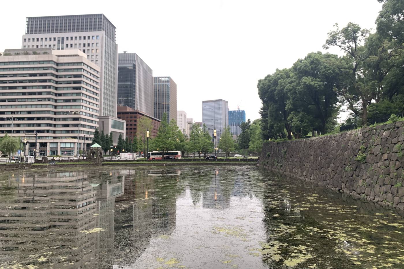 El Palacio Imperial de Tokio como nunca lo has visto -ni te lo han contado- 164 Rascacielos reflejados en el foso del viejo castillo