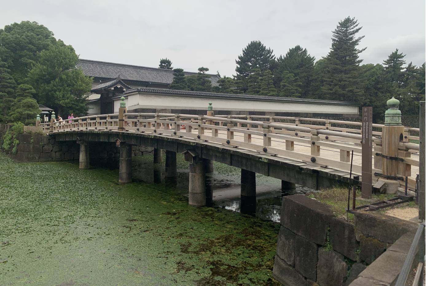 Castillo de Edo: la fortaleza samurái que perdió su torre y ganó un emperador 112 Puente Takebashi, completamente restaurado, que da acceso a una de las principales puertas del castillo