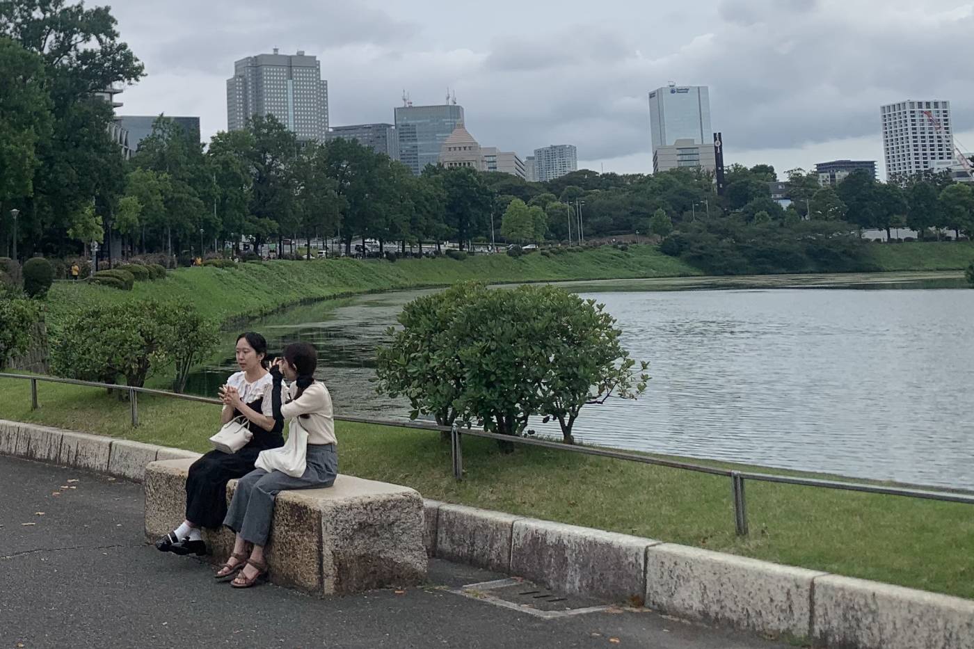 El Palacio Imperial de Tokio como nunca lo has visto -ni te lo han contado- 174 Haciendo un descansito frente a la puerta Sakuradamon