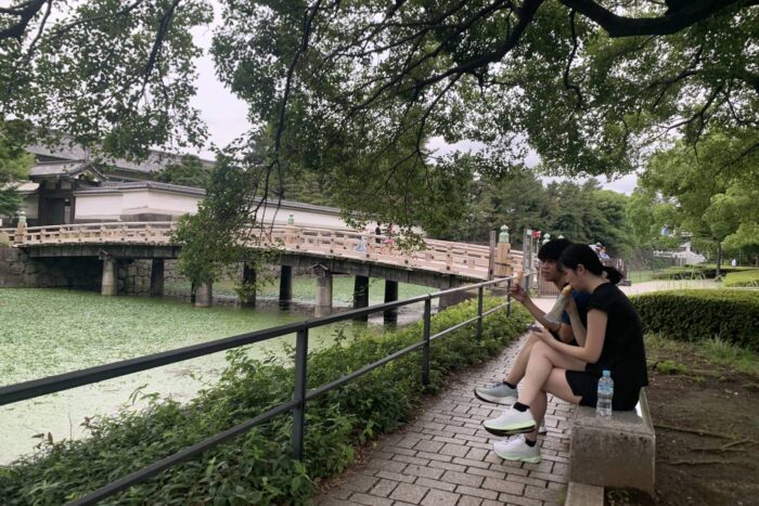 El Palacio Imperial de Tokio como nunca lo has visto -ni te lo han contado- 156 Descansando junto al puente Takebashi
