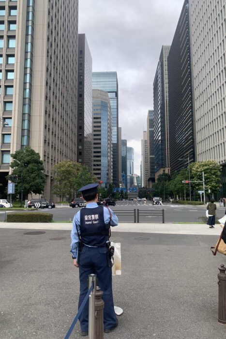 El Palacio Imperial de Tokio como nunca lo has visto -ni te lo han contado- 157 Guardia imperial vigilando la entrada