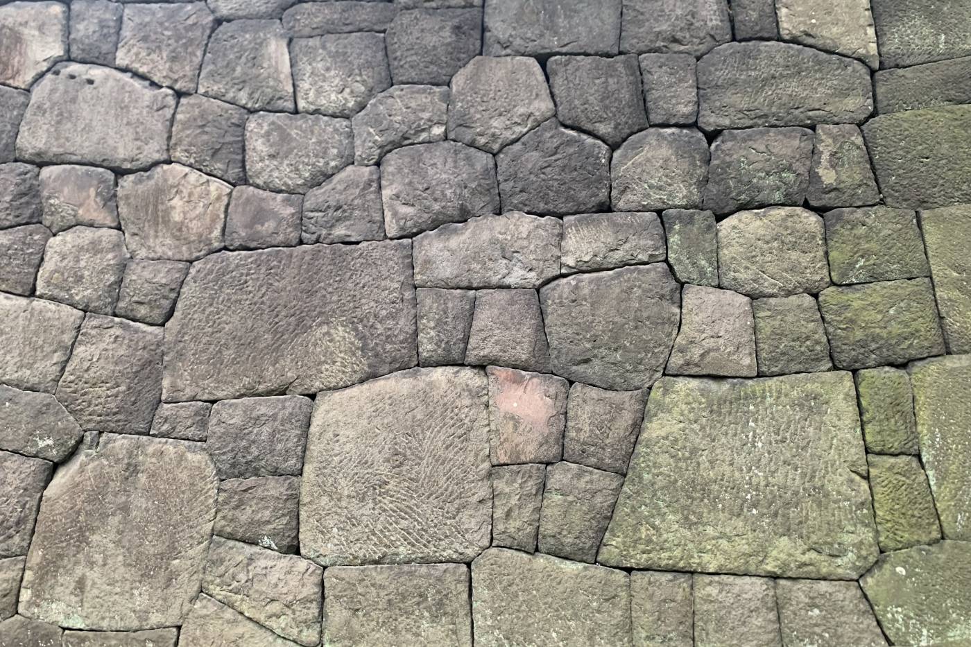 Castillo de Edo: la fortaleza samurái que perdió su torre y ganó un emperador 105 Detalle de las piedras que conforman la muralla, perfectamente ensambladas sin argamasa alguna
